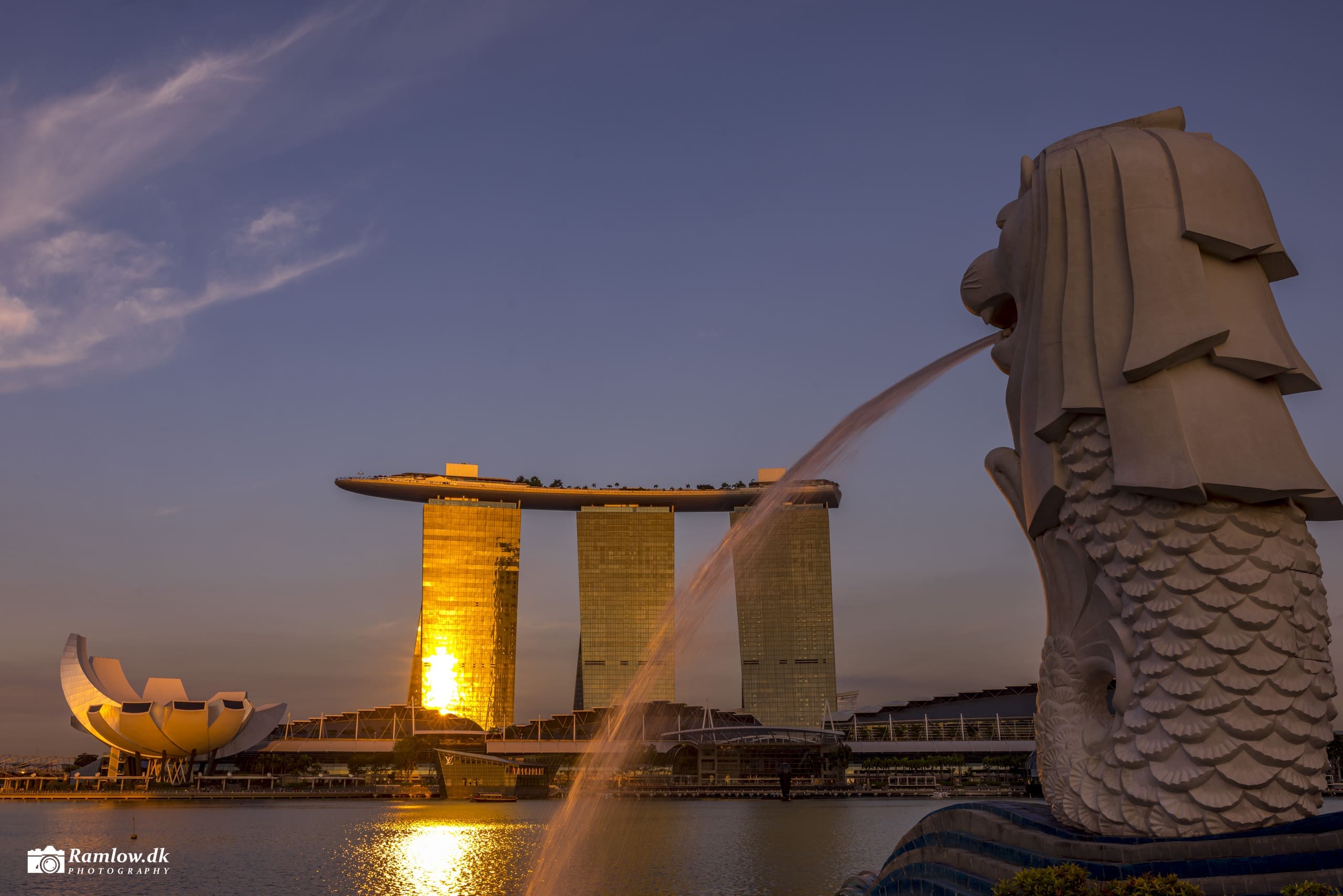 Kategori: Jorden Rundt – Marina Bay Sands og Merlion i aftenlys i Singapore