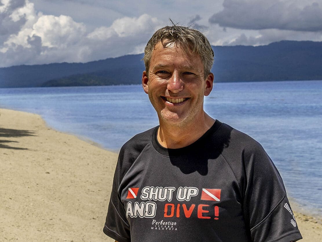 Lars Sandager Ramlow – journalist og visuel formidler på en kridhvid bounty-strand i Raja Ampat